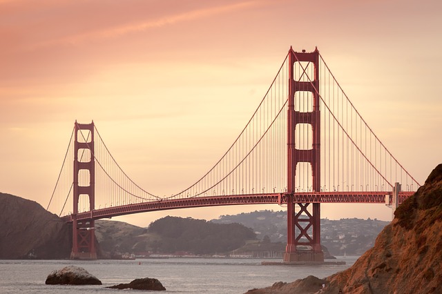 Photo of the Golden Gate Bridge in San Francisco at sunrise